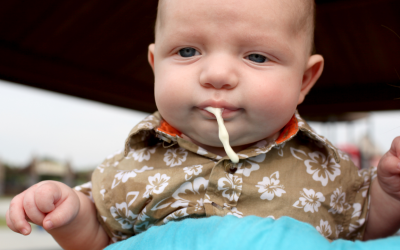 ¿Es normal que el bebé expulse comida? El reflujo